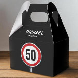 Geschwindigkeitsbegrenzungsschild mit CUSTOM AGE G Geschenkschachtel<br><div class="desc">Passen Sie Ihr Alter für die perfekte Autos und Fahrer themed Geburtstagsparty an. Rotes Rundverkehrsschild mit modernem grafischen Stil. Bitte Karo der passenden Kollektion für KOORDINIERENDE GEGENSTÄNDE. Originale Kunstwerke von PUPSIKU STUDIO. 100% einzigartiges Produkt</div>