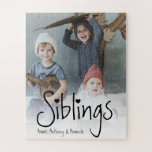 Geschwister | PERSONALISIERTES FOTO<br><div class="desc">Weihnachten kommt, und die Chance, dass wir auf Zuhause bleibe haben, ist extrem hoch! Dieses Foto-Puzzle ist das ideale Geschenk für Familien, Schwestern, Brüder, Geschwister, Großeltern und vieles mehr, um uns während der festlichen Zeit unterhalten behalten und wenn wir uns selbst isolieren müssen. Der Text kann geändert werden, das Herz...</div>