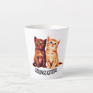 Geschwister, zwei niedliche Katzen Milchtasse