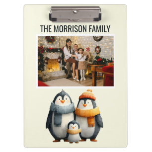 Geschwisterliche Pinguinfamilie im Winter Klemmbrett