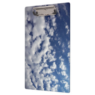 Geschwollene Wolken auf blauem Himmel Klemmbrett