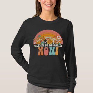 Gesegnet genannt zu werden Noni Regenbogen Groovy T-Shirt