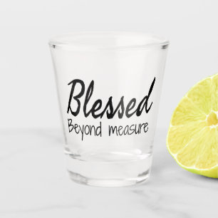 Gesegnet über die Messgröße Schnapsglas