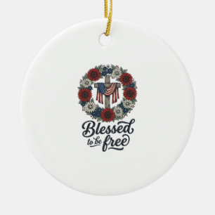 Gesegnet, um patriotisches Blumenkreuz-Shirt frei Keramik Ornament