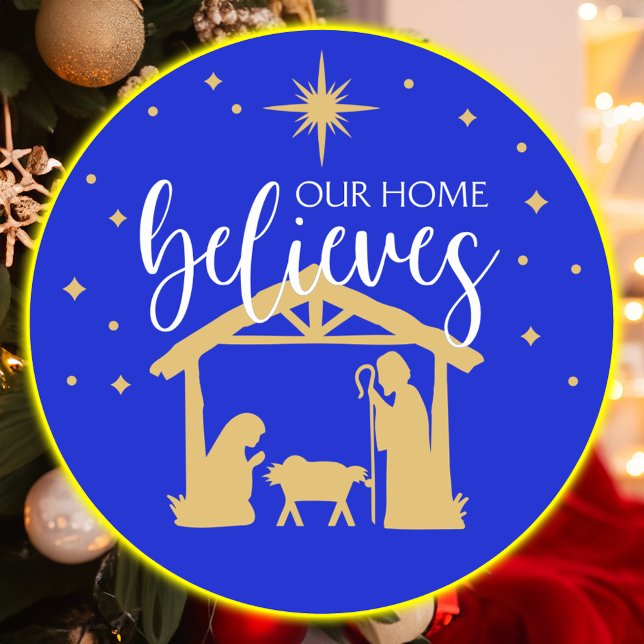 Gesegnete erste Zuhause Weihnachtskrippe Szene Runder Aufkleber (Our Home Believes Christian Family Sticker)