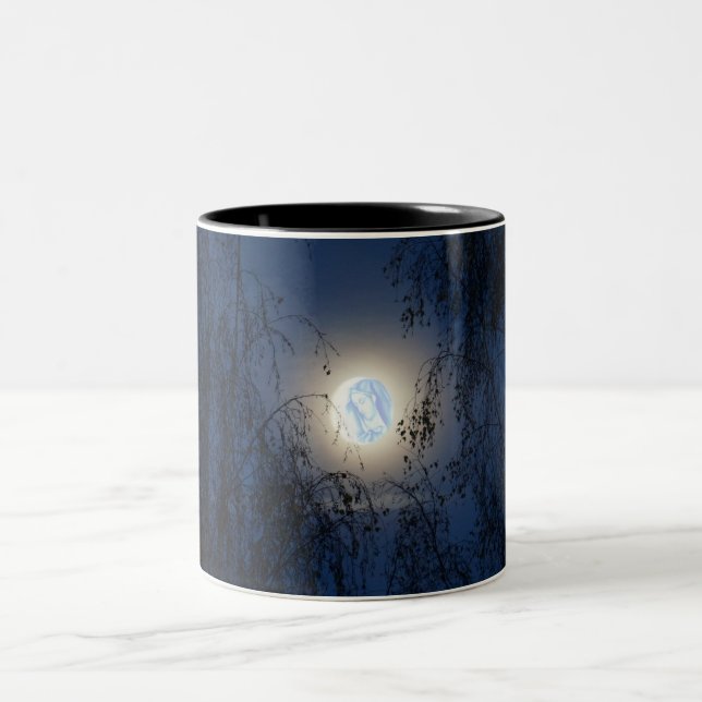 Gesegnete Jungfrau Mary im Moon Lite-Wald Zweifarbige Tasse (Mittel)