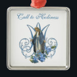 Gesegnete Jungfrau Mary Religious Katholic Blue Fl Ornament Aus Metall<br><div class="desc">Schönes traditionelles katholisches Bild der gesegneten Jungfrau Mary,  Unsere Lady of Grace überlagerte sich auf einem Marian "M" mit blauen Blumen. Alle Texte und Schriftart können geändert werden. Geeignet für jeden besondere Anlass! Die Koordination der Geschenkpackung ist auch in der Dusche der Rose Shoppe erhältlich.</div>
