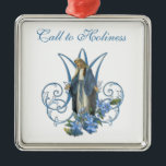 Gesegnete Jungfrau Mary Religious Katholic Blue Fl Ornament Aus Metall<br><div class="desc">Schönes traditionelles katholisches Bild der gesegneten Jungfrau Mary,  Unsere Lady of Grace überlagerte sich auf einem Marian "M" mit blauen Blumen. Alle Texte und Schriftart können geändert werden. Geeignet für jeden besondere Anlass! Die Koordination der Geschenkpackung ist auch in der Dusche der Rose Shoppe erhältlich.</div>