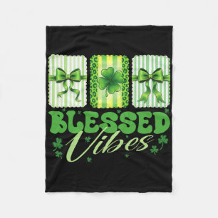 Gesegnete Vibes St. Patricks Day Süßer Kleeblatt F Fleecedecke