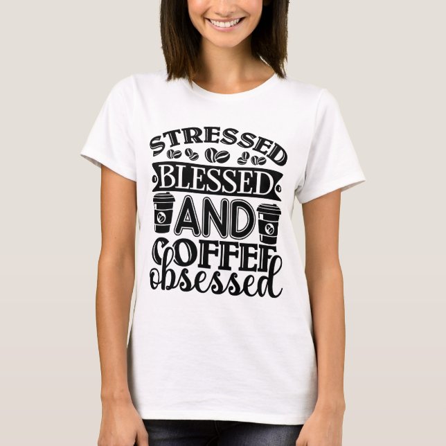 Gesegneter und vom Kaffee besessener T - Shirt (Vorderseite)