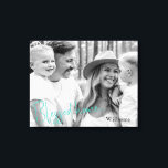 Gesegnetes Zuhause-Familienname B/W Portrait Gross Leinwanddruck<br><div class="desc">Schwarz-Weiß-Portrait-Leinwand. Groß. Typografie. Schwarz-Weiß-Filter auf Portrait angewendet. Familienname. Skript. Gesegnete Zuhause.</div>