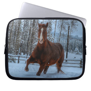 Geselliges Sorrel Pferd im Schnee für Pferdefreund Laptopschutzhülle