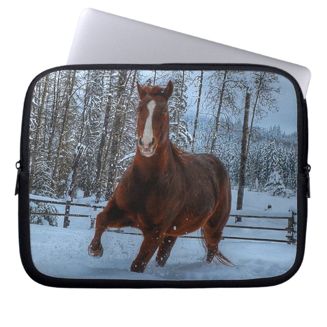 Geselliges Sorrel Pferd im Schnee für Pferdefreund Laptopschutzhülle (Vorderseite)