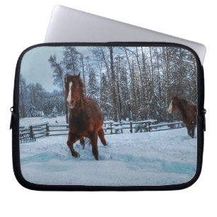 Geselliges Sorrel Pferd im Schnee für Pferdefreund Laptopschutzhülle