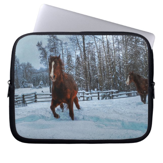 Geselliges Sorrel Pferd im Schnee für Pferdefreund Laptopschutzhülle (Vorderseite)