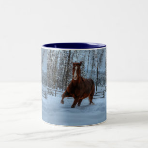 Geselliges Sorrel Pferd im Schnee für Pferdefreund Zweifarbige Tasse