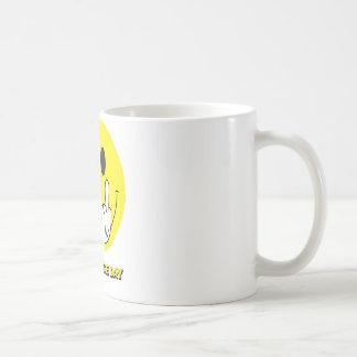 Gesicht, das den Finger gibt Kaffeetasse