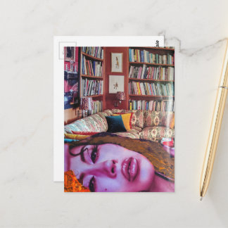 Gesicht im Bibliothekszimmer Collage Postkarte