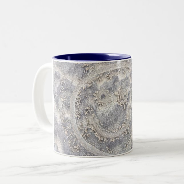 Gesicht im Sandstrand, der glückliche Tasse (Vorderseite Links)