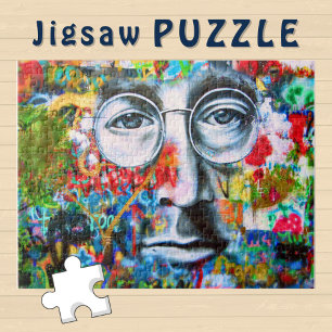 Gesicht mit Brille auf einer Graffiti-Wand -