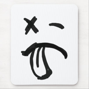 Gesicht mit schwarzem Auge und Zungenstich Mousepad