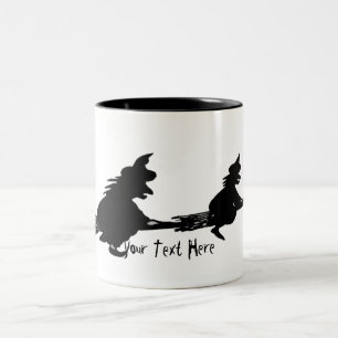 gespenstische Fliegenhexen auf Broomsticks Zweifarbige Tasse