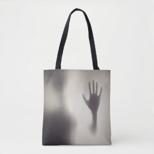 Gespenstische Hand auf der Tasche