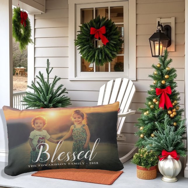 Gestalten Sie Ihren eigenen Urlaub Gesegnetes Foto Kissen Für Draußen (Create your own holidays Blessed photo outdoor Lumbar Pillow. Pretty pillow to decorate your porch.)