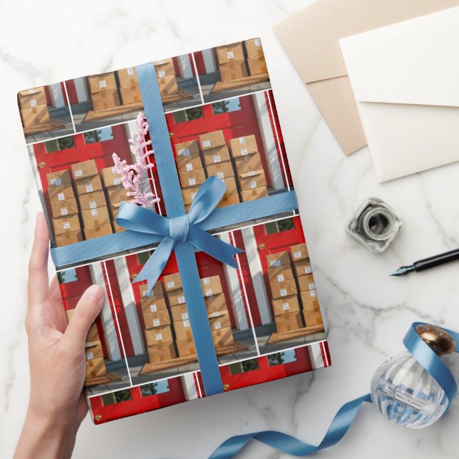 Gestapelte Kartonboxen durch eine rote Tür Geschenkpapier (Schenken)