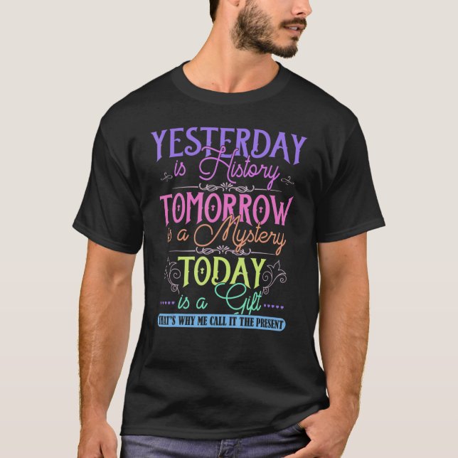 Gestern ist Geschichte Morgen ist Mysterium heute  T-Shirt (Vorderseite)