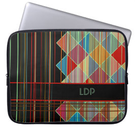 Gestreifte Dreieck-Formen mit Initialen auf Laptopschutzhülle