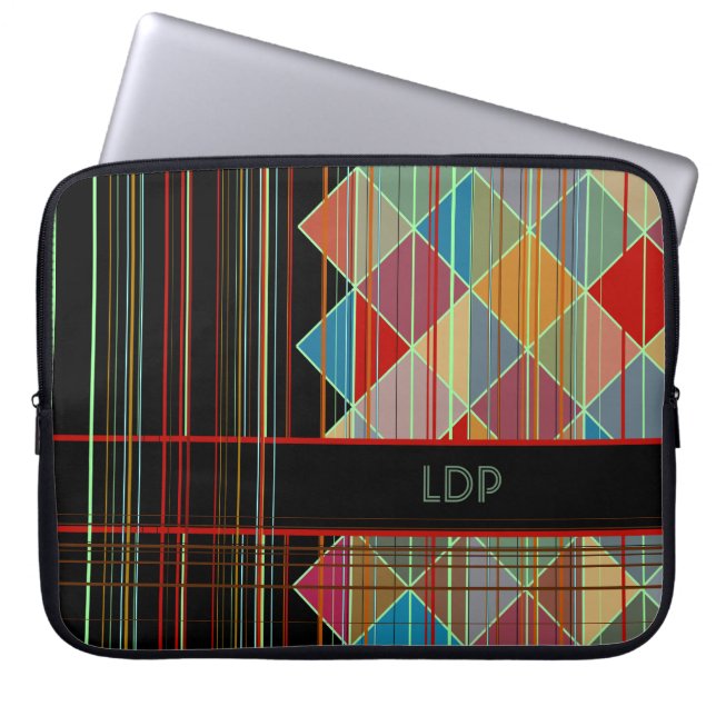 Gestreifte Dreieck-Formen mit Initialen auf Laptopschutzhülle (Vorderseite)