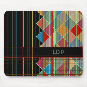 Gestreifte Dreiecksformen mit Initialen auf Schwar Mousepad