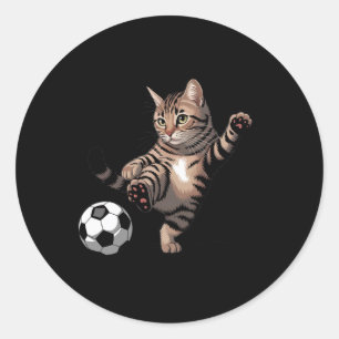 Gestreifte Tabby-Katze tritt Fußball Ll Lustige Ka Runder Aufkleber