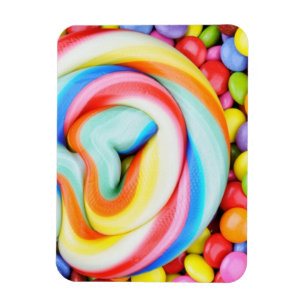 Gestreifter Lutscher und mehrfarbige Smarties Magnet