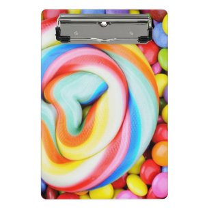 Gestreifter Lutscher und mehrfarbige Smarties Mini Klemmbrett