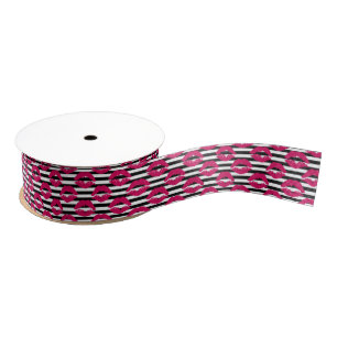 Gestreiftes Muster des Lippenstift-Kuss-B&W Ripsband