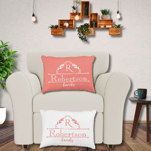 Geteilter Monogramm-Familienname Korallenrosa Rahm Dekokissen