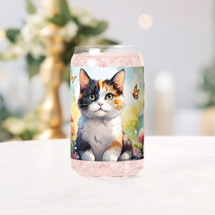 Getigerte Katze im Frühlingsgarten mit Schmetterli Dosenglas