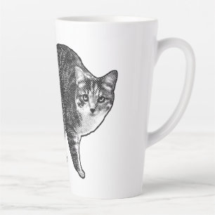 Getigerte Katze im Schneelichtglanz Milchtasse