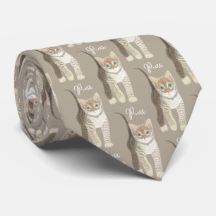 Getigerte Katze mit leichtester brauner Krawatte