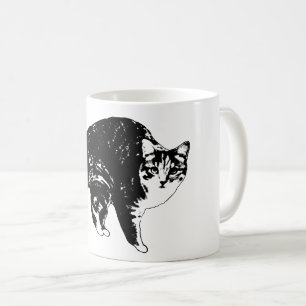 Getigerte Katze unter festlichen Lichtern Kaffeetasse
