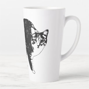 Getigerte Katze unter festlichen Lichtern Milchtasse