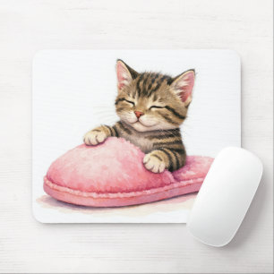 Getigertes Kätzchen schläft in einem rosa Pantoffe Mousepad