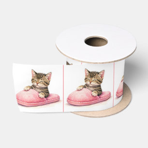 Getigertes Kätzchen schläft in einem rosa Pantoffe Satinband