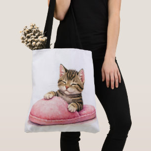 Getigertes Kätzchen schläft in einem rosa Pantoffe Tasche