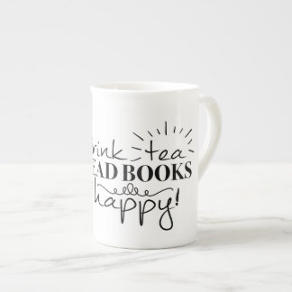 Getränk-Tee, las Bücher, ist glückliche Tasse