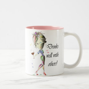 Getränke gut mit anderen, lustige Weinkunst Zweifarbige Tasse