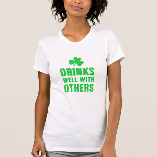 Getränke gut mit anderen St Patrick Tagest-stück T-Shirt