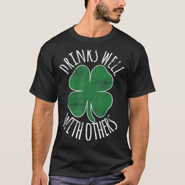 Getränke gut mit anderen St. Patrick's Day Betrunk T-Shirt (Vorderseite)